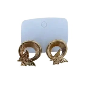 Arete Dorado Con Circulo Grueso Y Aplique De Mariposa